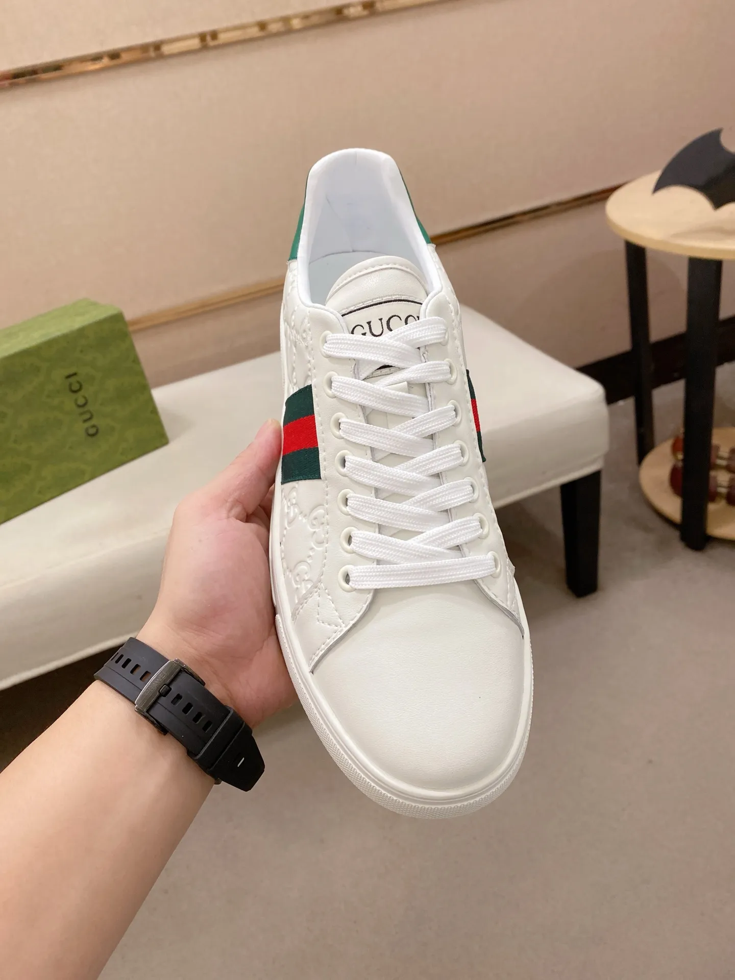 Factory price: 480💰 (GUCCI) The latest model from the official website 🎁🎁Casual and fashionable men's shoes👟, hot style 💥The version is simple and elegant, exclusive for trendy men. Unique official website latest brand elements 👑Gucci original decoration, fashionable and generous, the fabric is original cowhide ✅sheepskin lining, the official website specifies wear-resistant casual outsole, the classic model is taken in kind at the counter🎬38-44 (45 is not returned or exchanged)